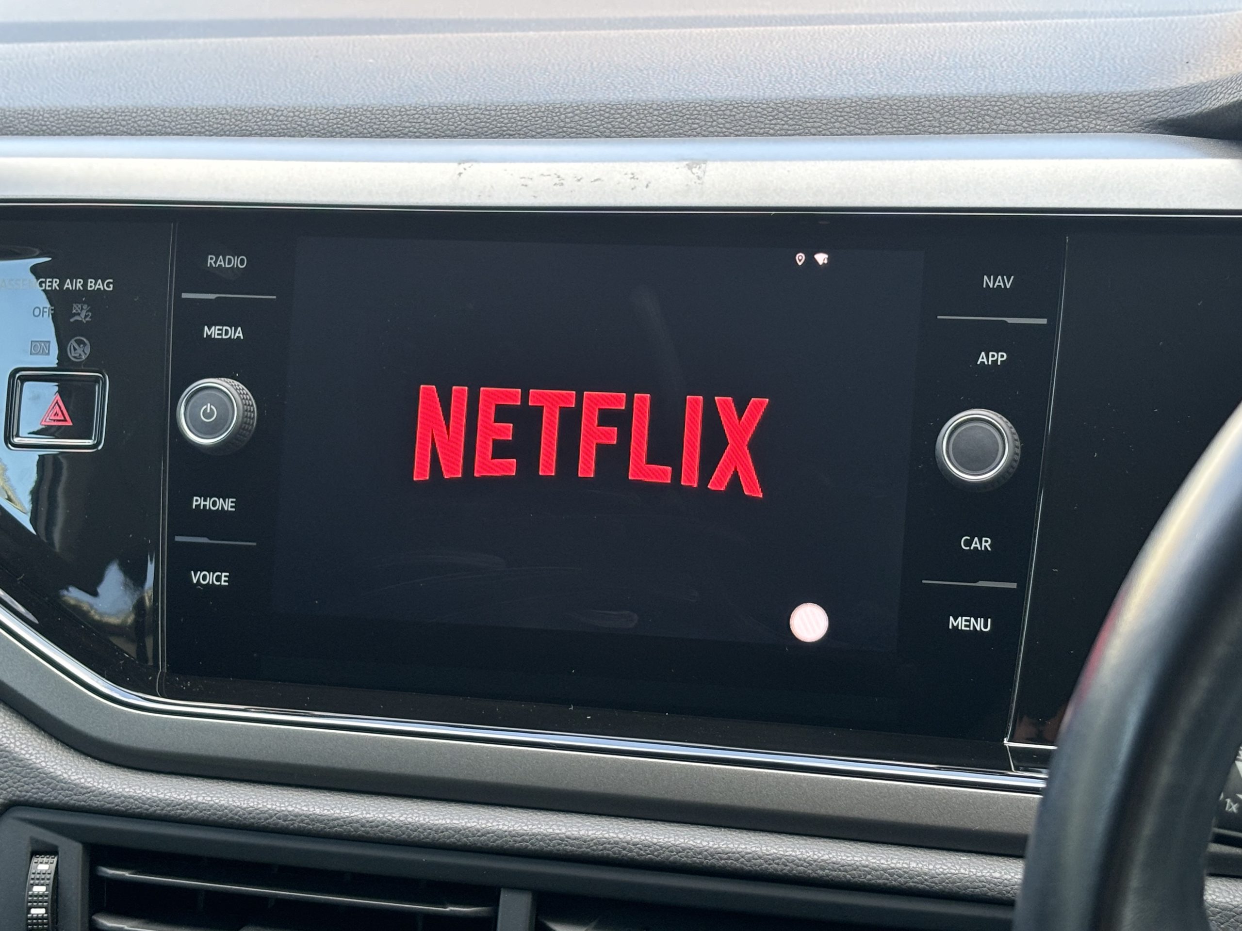 フォルクスワーゲン ポロ(AW系)】車内でNetflixの動画が見放題！キャンセラー不要で走行中も視聴可能！ | スマートコネクト │ Apple  CarPlayでYouTubeが見れる最新デバイス